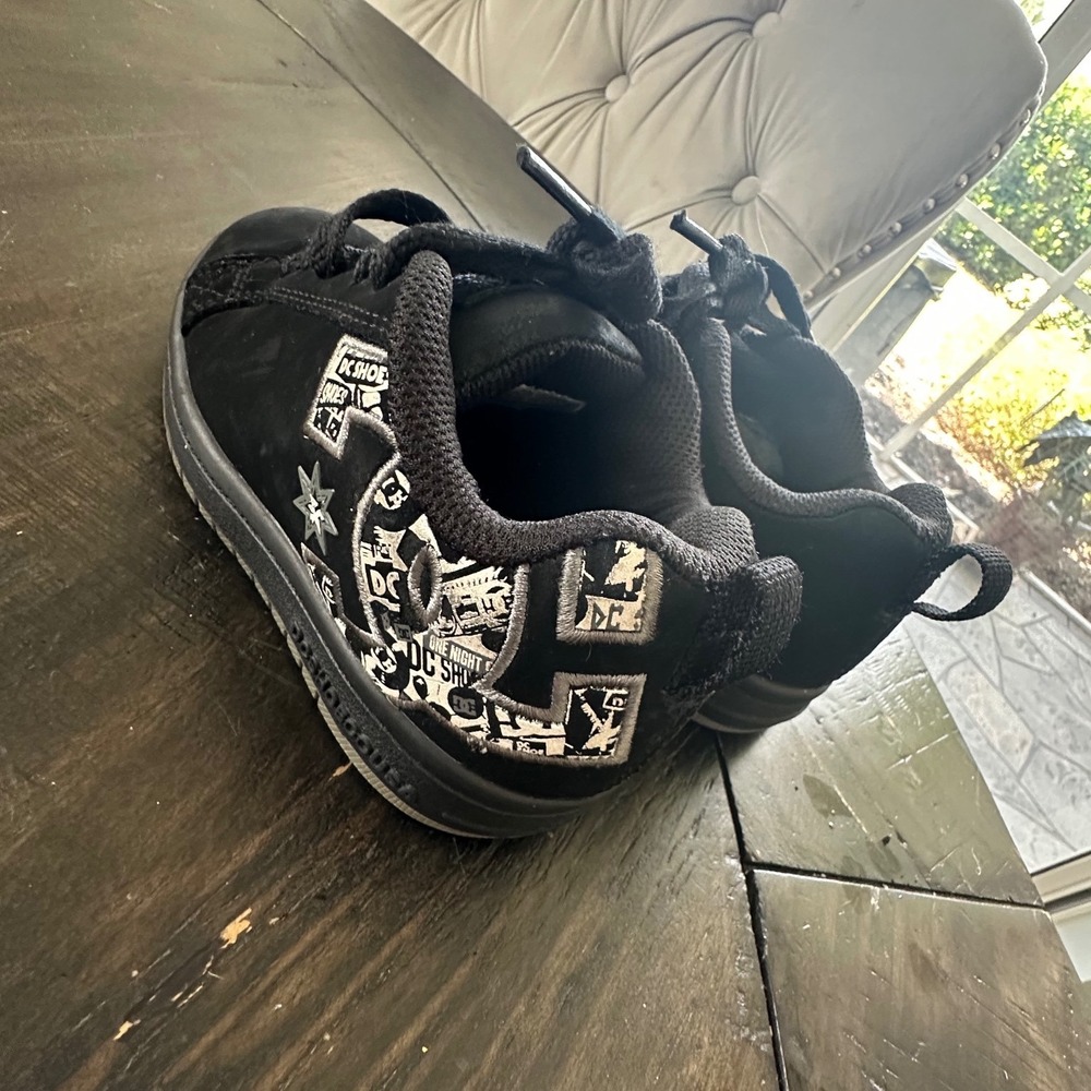 DC Shoes Court Graffik Black Graphic Skate Sneakers 301131A Kids 12Y VGUC